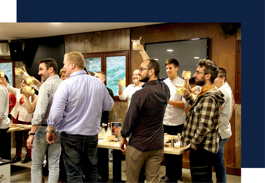 Atelier Challenge Cocktail Lyon FIN PALLET Fête d'employés avec animation cocktail haut de gamme dans l'entreprise pour féliciter la réussite des commerciaux.