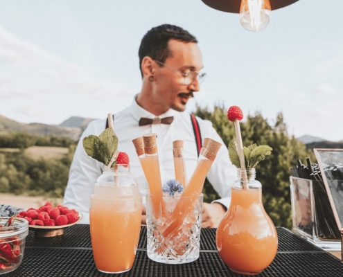 Barman chic avec Cocktails innovants animation mariage et entreprise avec Fin Pallet